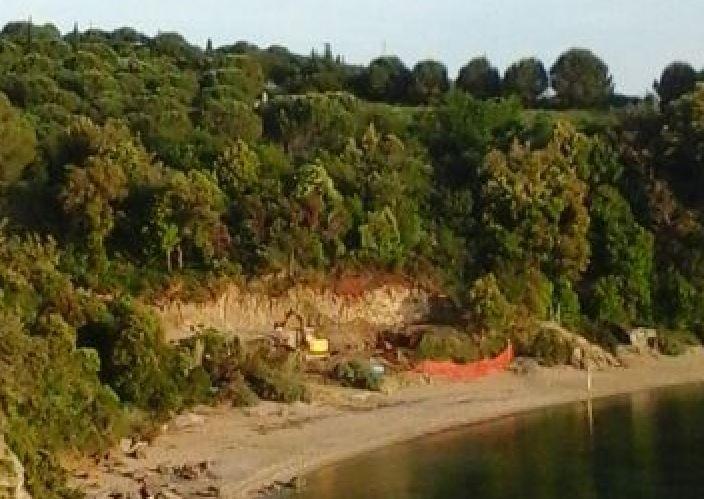Lo sbancamento in atto sulla spiaggia di Zuccale, a Capoliveri  