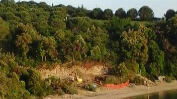 Lo sbancamento in atto sulla spiaggia di Zuccale, a Capoliveri