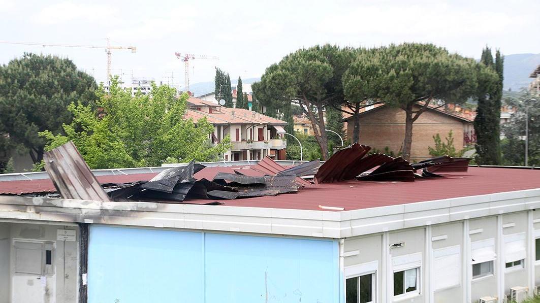 Il tetto dell'Ipia devastato dall'incendio (Foto Agenzia Carlo Sestini)