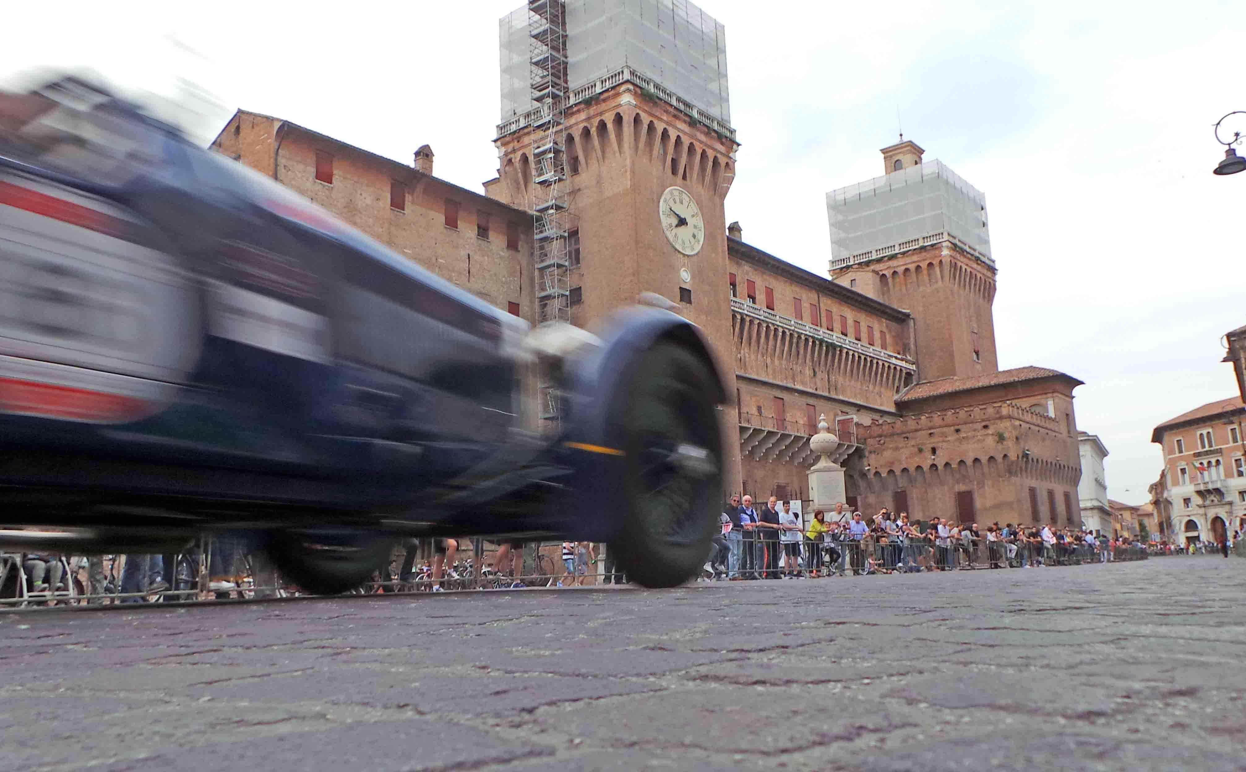 Il passaggio di una delle auto della Mille Miglia in città