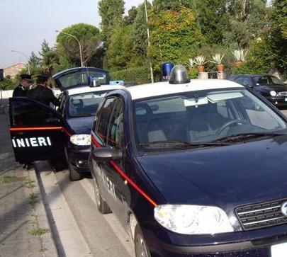 Scopre che il marito la tradisce e lui la picchia 