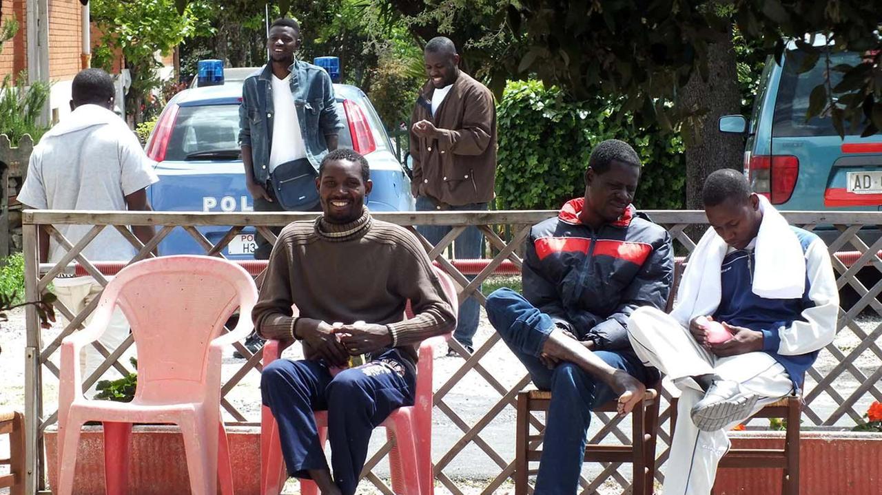 Un gruppo di migranti alla stazione di Campiglia (foto Paolo Barlettani)