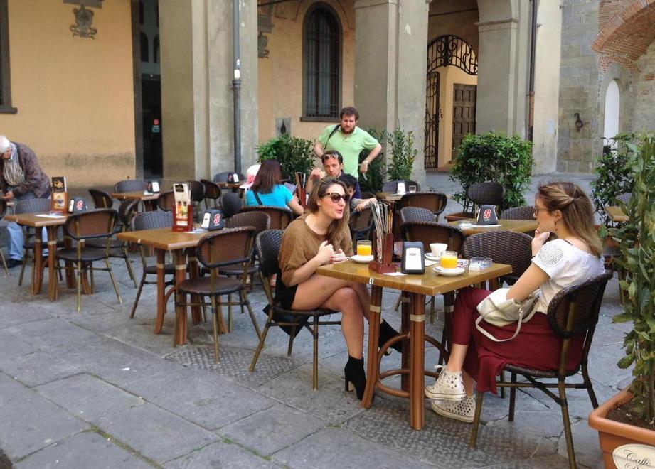 Il caffè si può sorseggiare in piazza