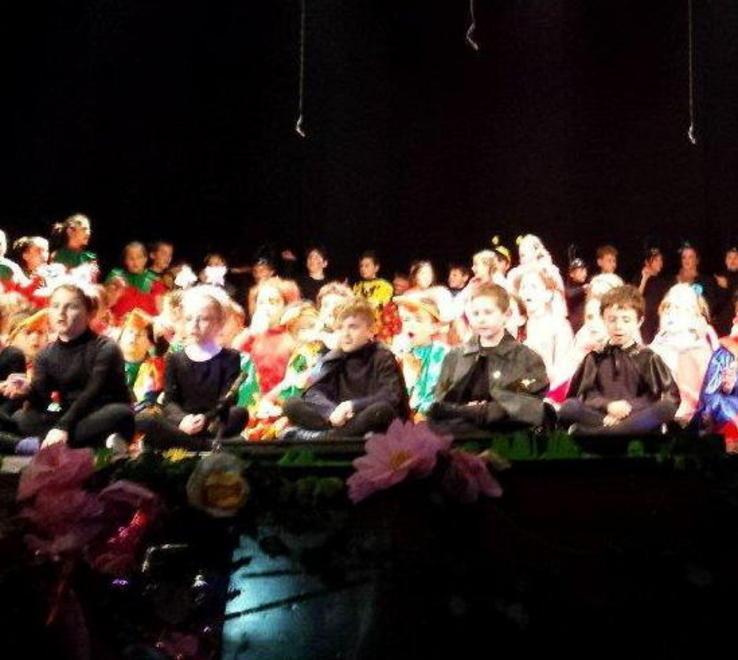 Piccoli alunni sul palco del Comunale