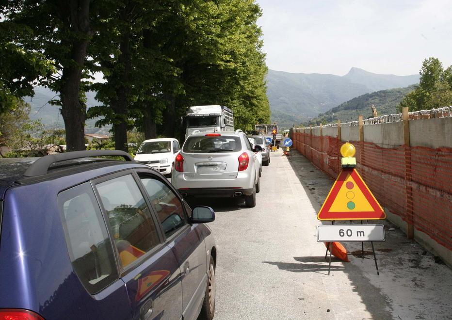 Sei chilometri di coda per colpa del cantiere E i lavori si fermano 