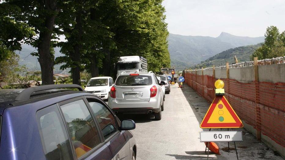 Sei chilometri di coda per colpa del cantiere E i lavori si fermano