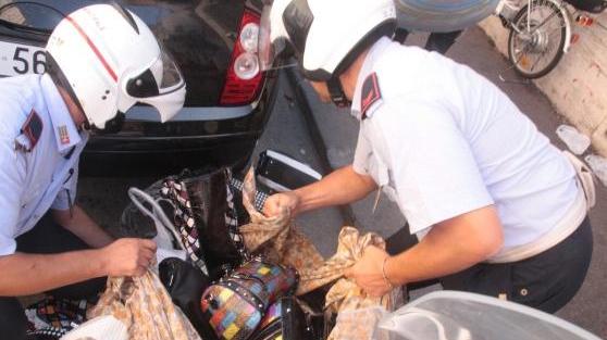 Sequestro al mercato di borse e scarpe con marchi falsi