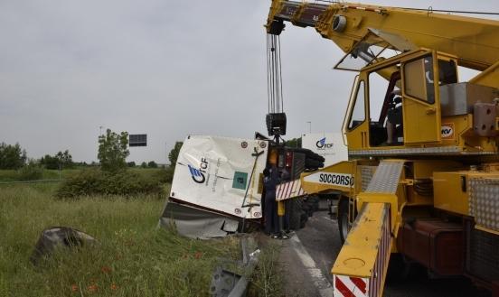 Autista di Brescello si ribalta con il camion a Mantova
