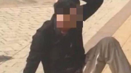 Preso a martellate alla fermata del bus