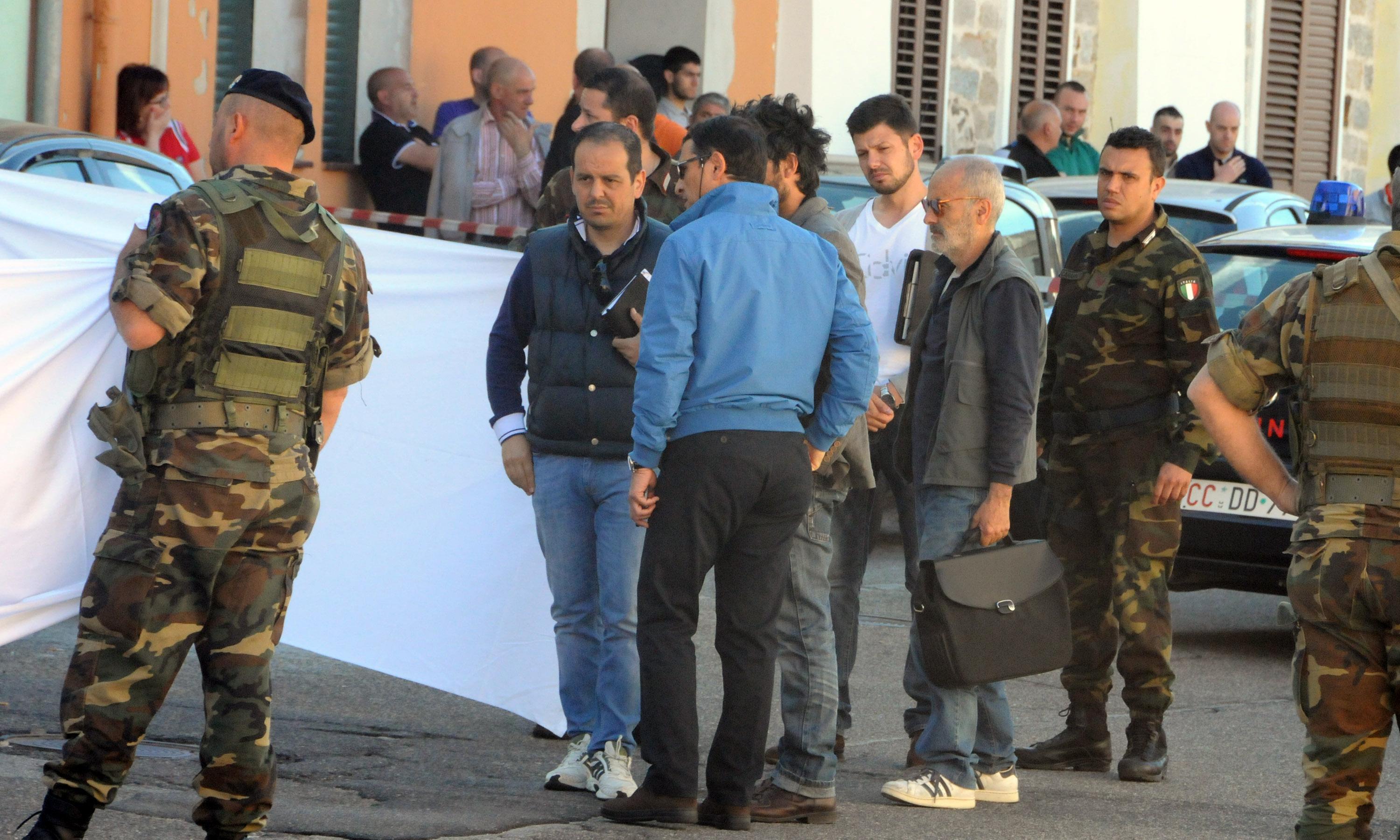 Gli inquirenti sul luogo dell'omicidio Monni a Orune