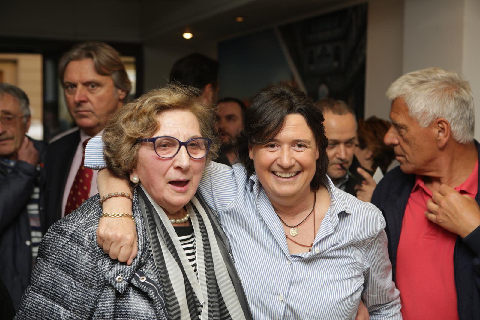 Stefania Saccardi (a destra) con alcuni suoi sostenitori