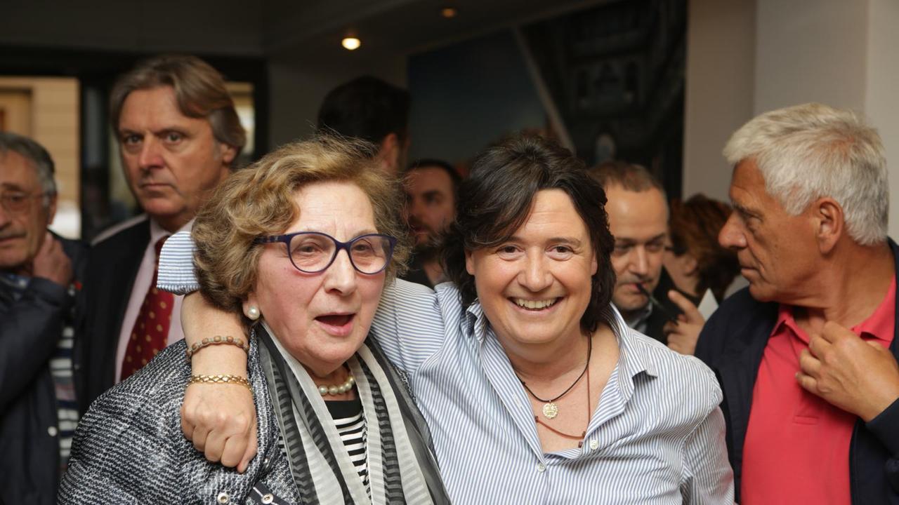 Stefania Saccardi (a destra) con alcuni suoi sostenitori