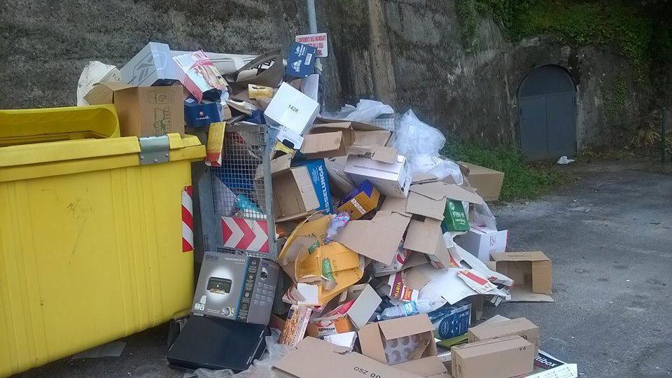 Rifiuti abbandonati a Carrara