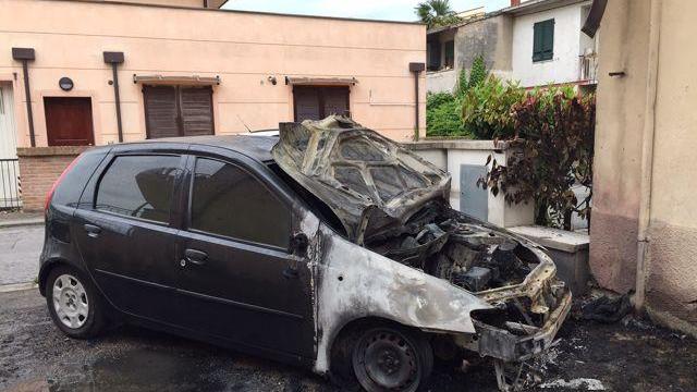 Auto in fiamme nella notte