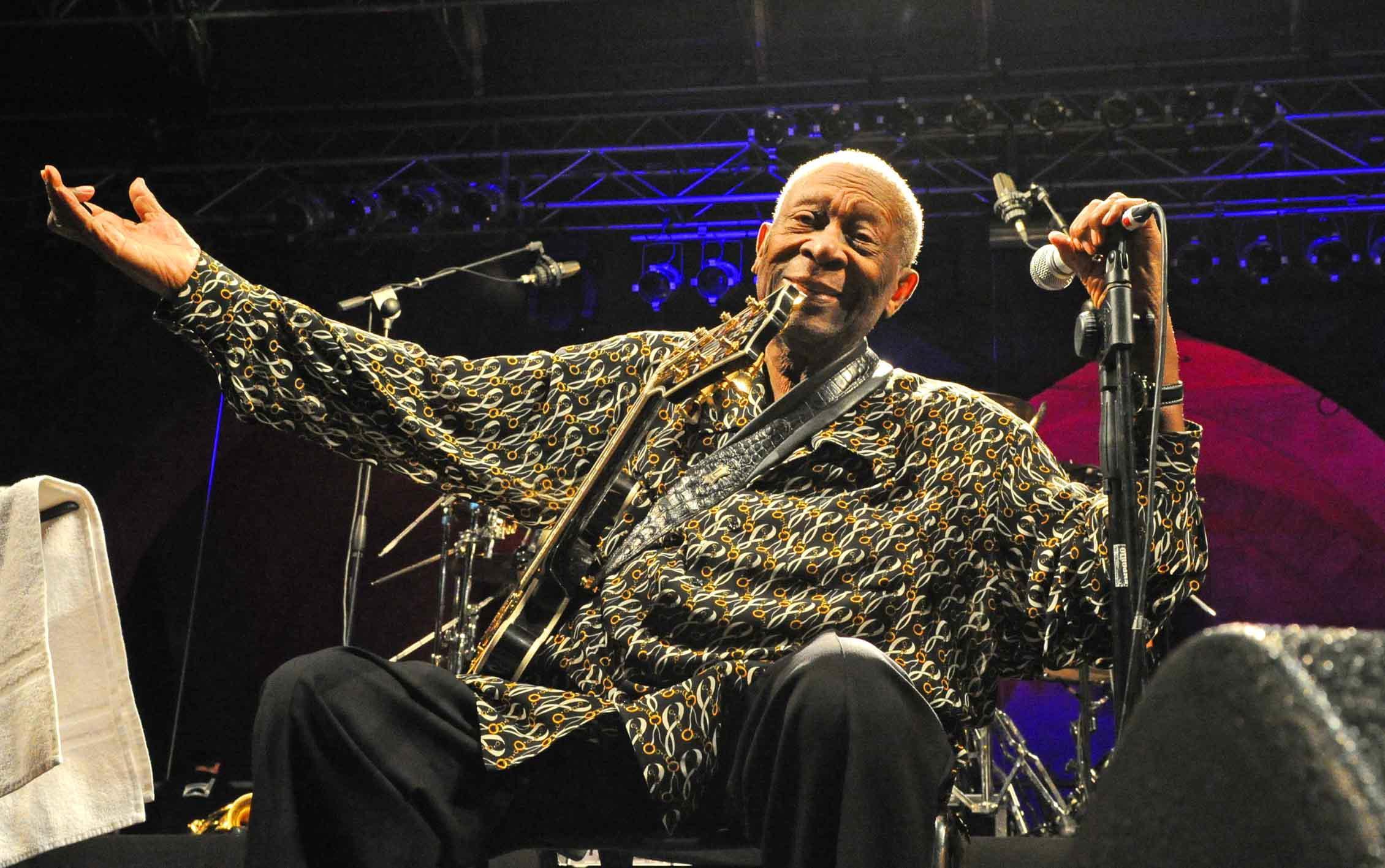 B. B. King saluta il pubblico di Pistoia nel suo concerto del 2012