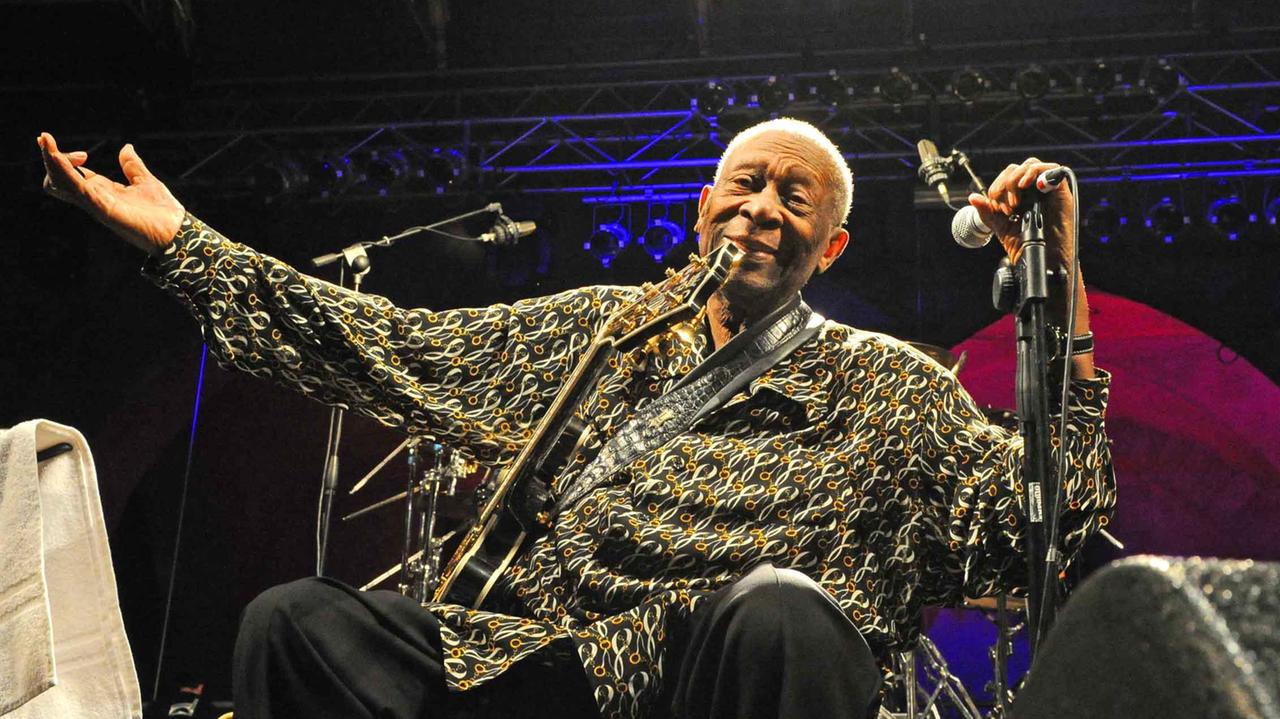 B. B. King saluta il pubblico di Pistoia nel suo concerto del 2012