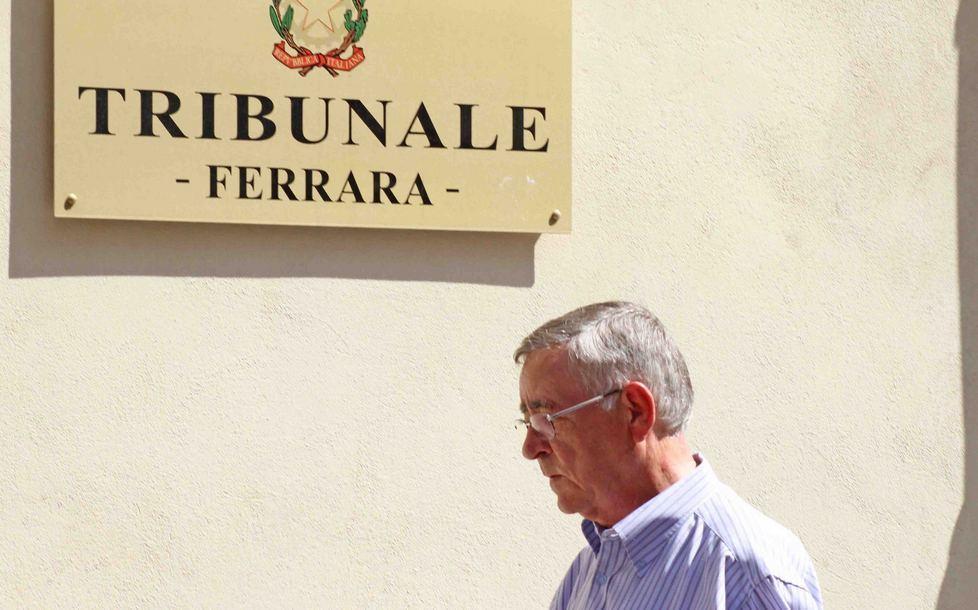 Il prete in procura con il body-guard 