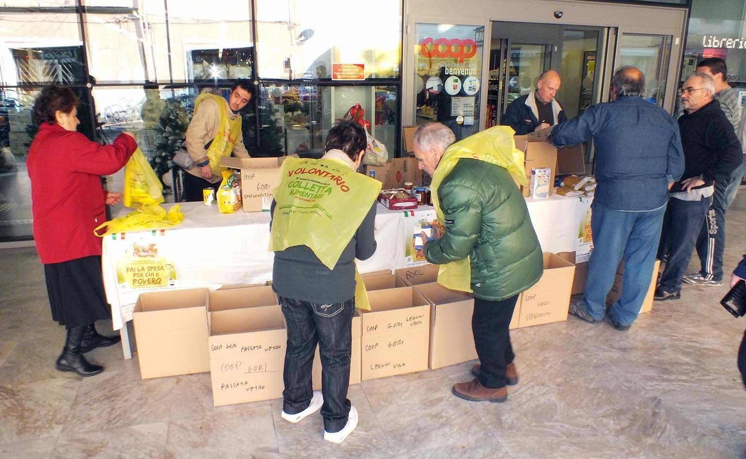 Una colletta alimentare Coop (foto d'archivio)
