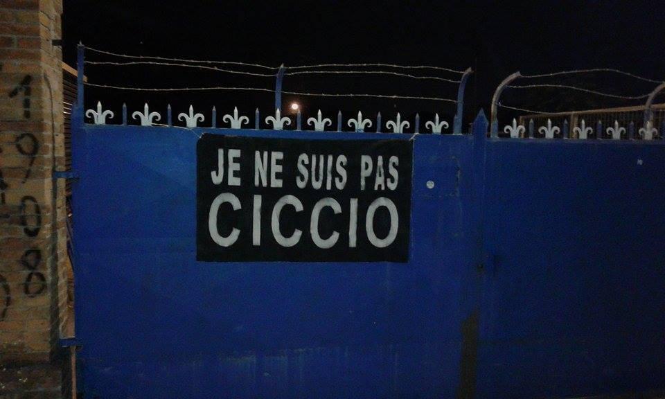 Lo striscione comparso al cancello principale dello stadio