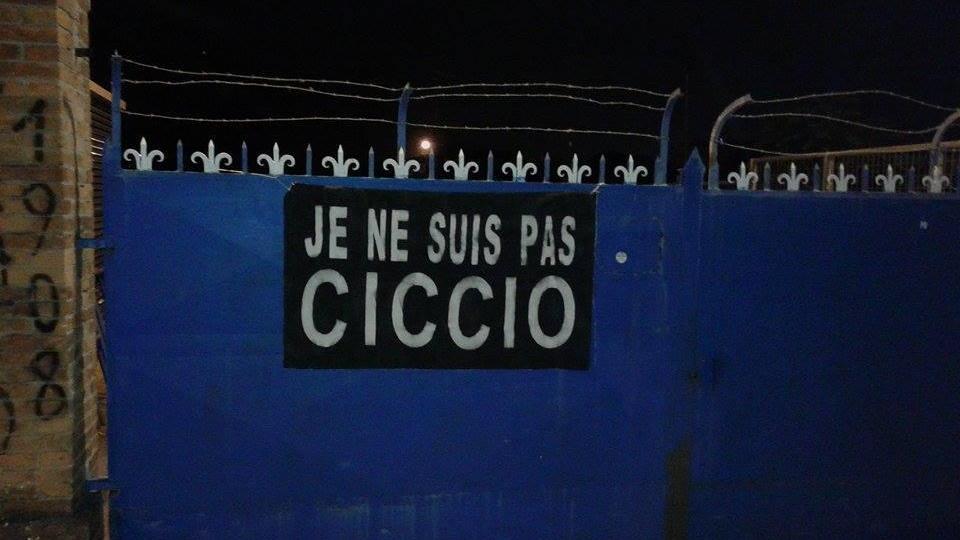 Lo striscione comparso al cancello principale dello stadio
