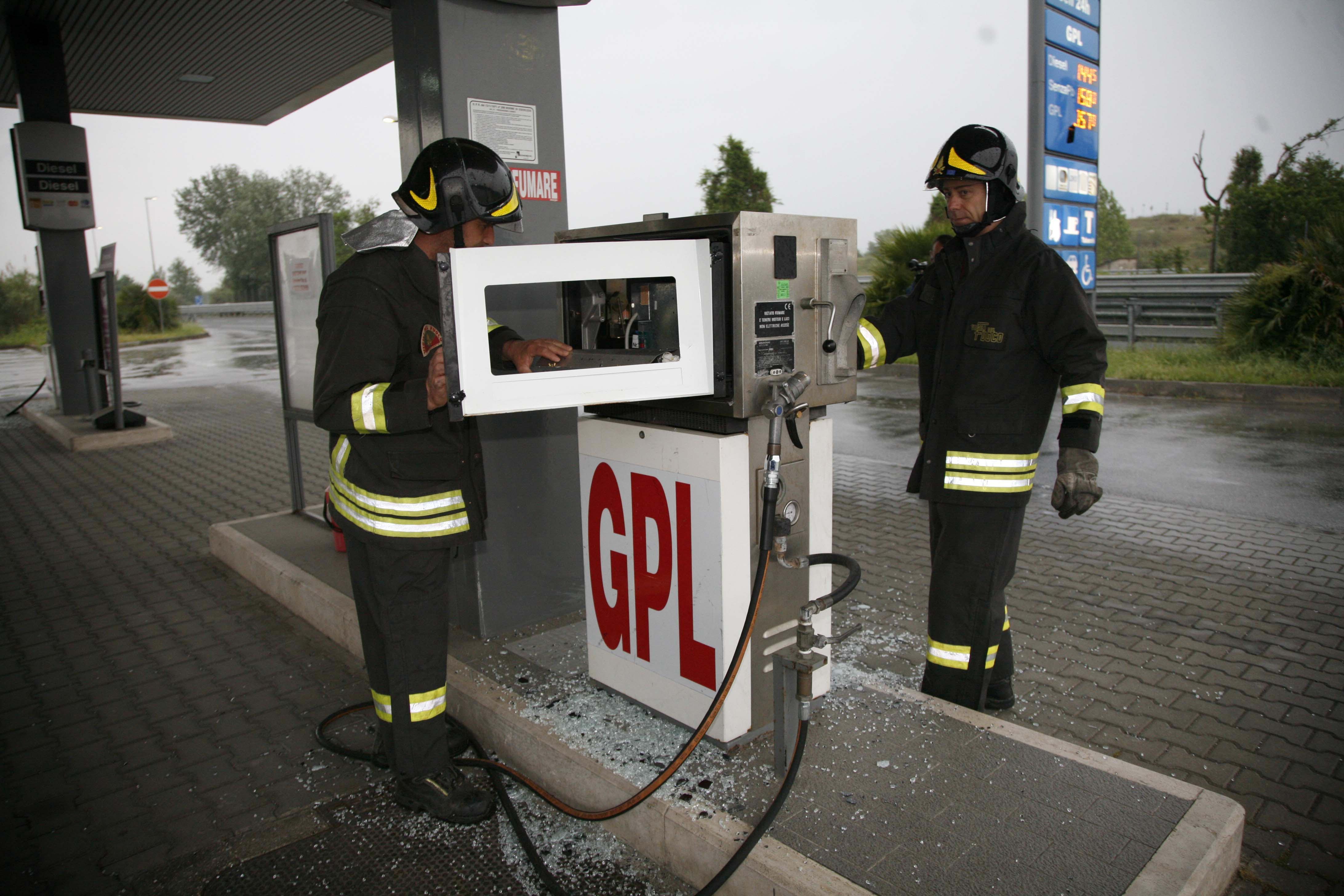 I vigili del fuoco al lavoro per risolvere la fuga di gas al distributore sulla Variante (foto Ciurca/Paglianti)