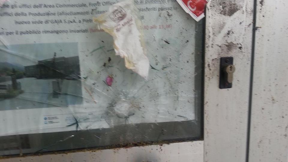 La porta di ingresso di Gaia danneggiata dai vandali
