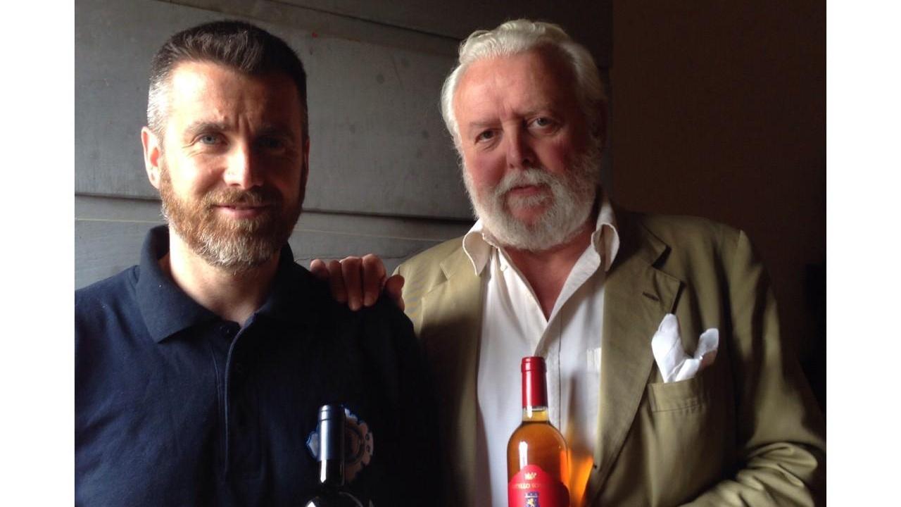 Il barone Alessandro de Renzis Sonnino e Samuele Mammoli con i due vini premiati