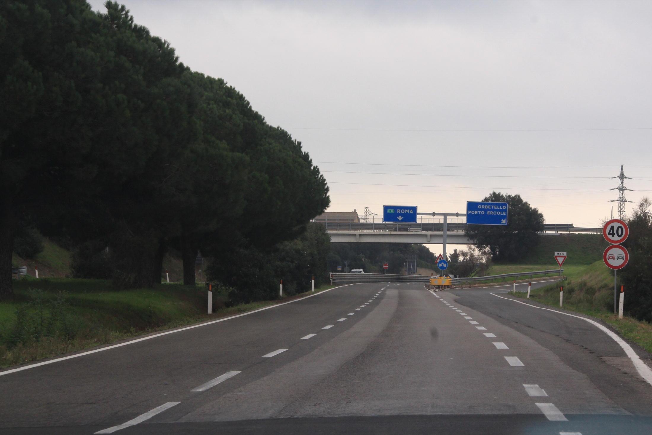 La statale Aurelia nella zona di Orbetello (foto di repertorio) 