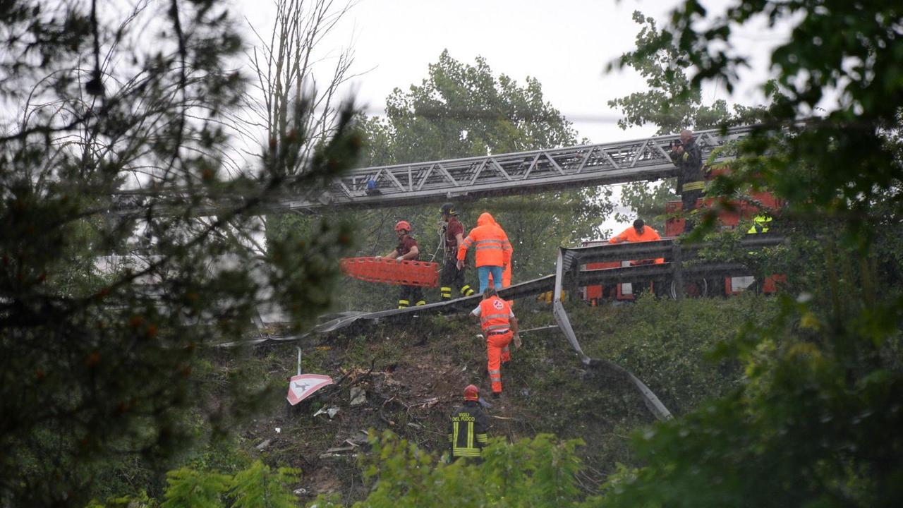 L'autogru dei vigili del fuoco impegnata nei primi soccorsi (foto Silvi)
