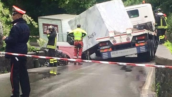 Le immagini dell'incidente sulla strada per Arni: il furgone travolto da un blocco di marmo (Foto Giovanna Colombo - Facebook)