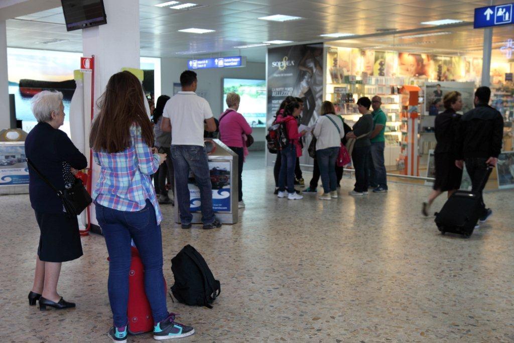 Passeggeri in attesa nello scalo di Alghero