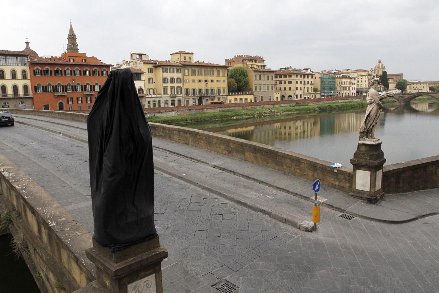 La statua incappucciata sul ponte di Santa Trinita a Firenze