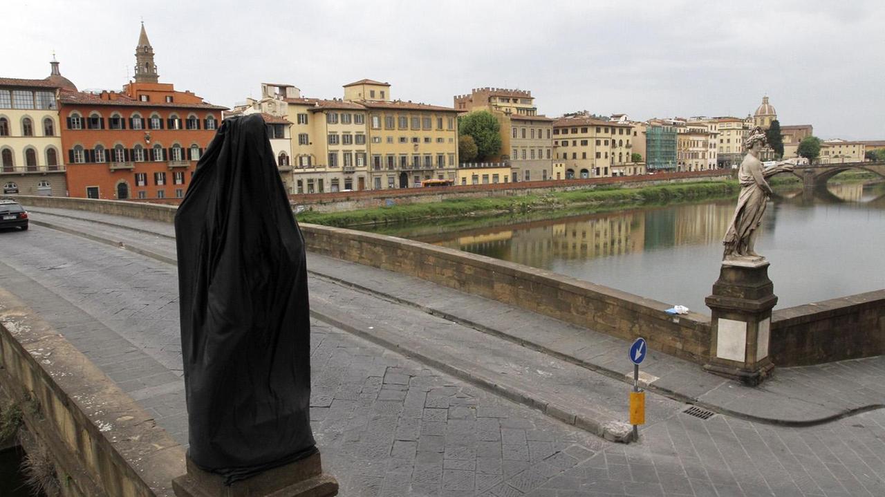 La statua incappucciata sul ponte di Santa Trinita a Firenze