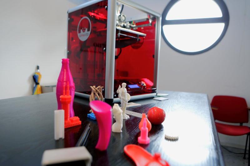Una stampante in 3D e gli oggetti prodotti