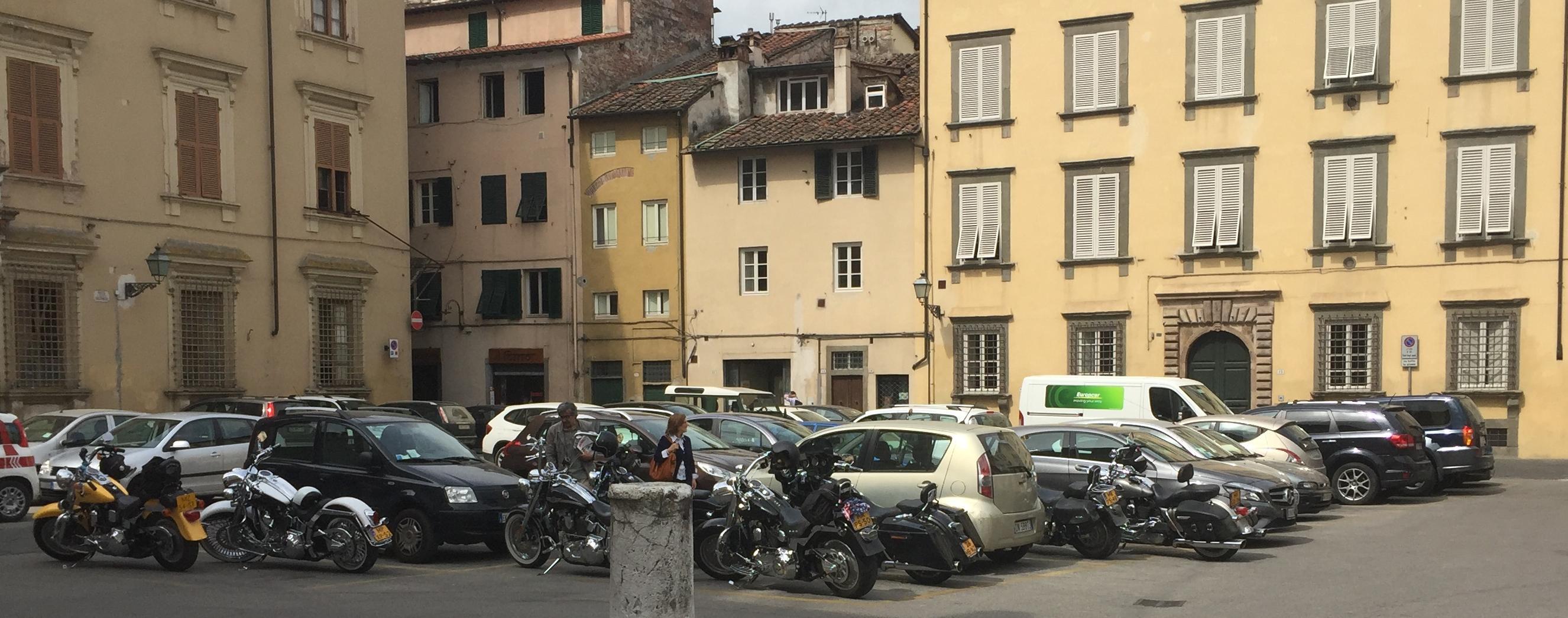 Le moto straniere in sosta vietata in piazza S. Maria Bianca