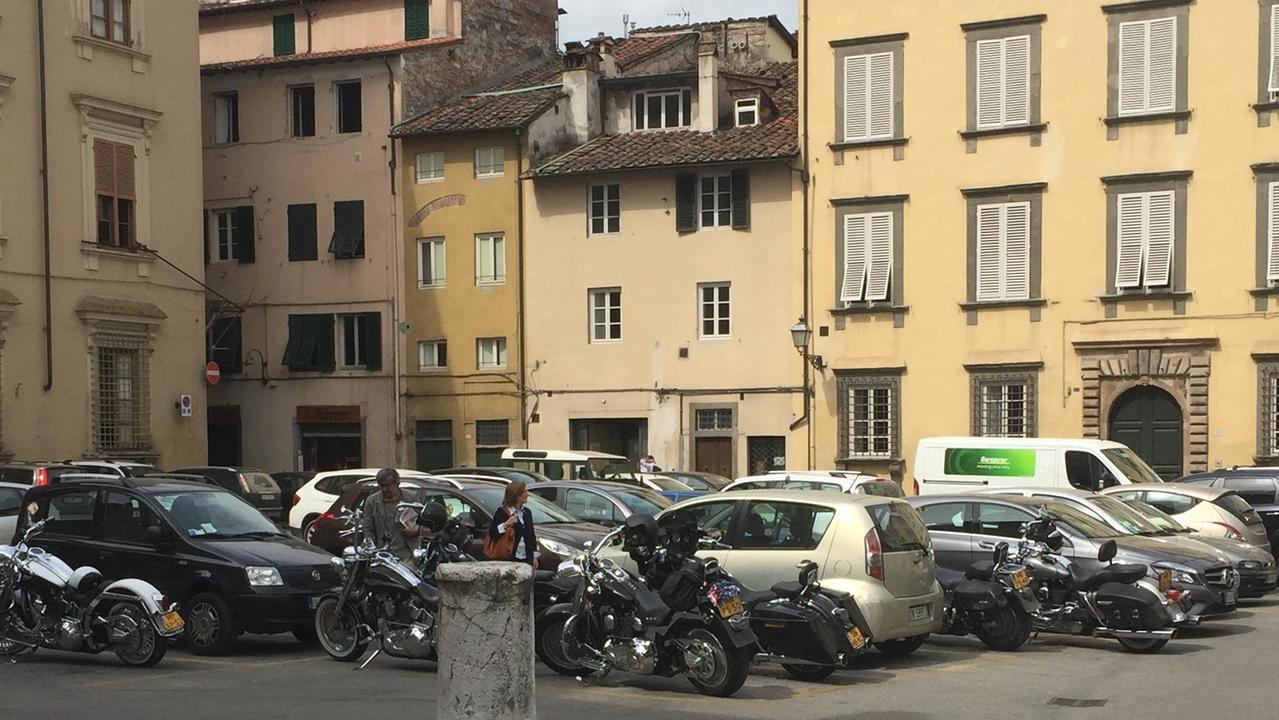 Le moto straniere in sosta vietata in piazza S. Maria Bianca
