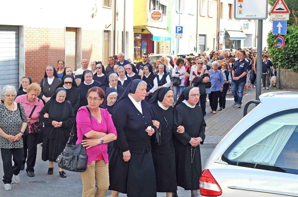 L’ultimo abbraccio a suor Regina 