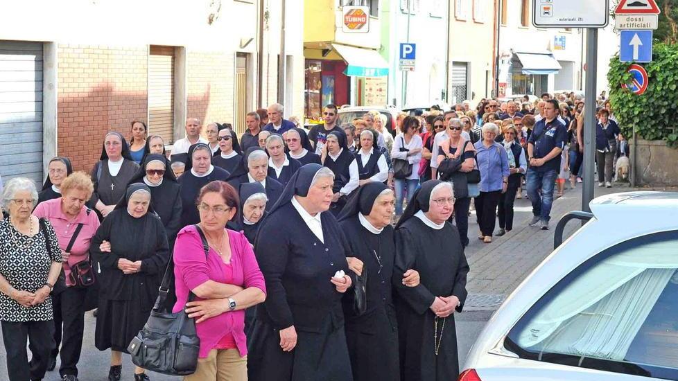 L’ultimo abbraccio a suor Regina