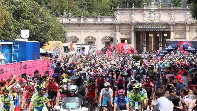 In centinaia per salutare i big