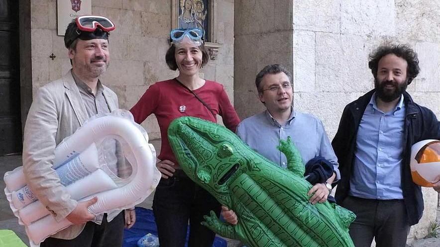 Davanti a Palazzo Gambacorti con maschere da sub e pinne