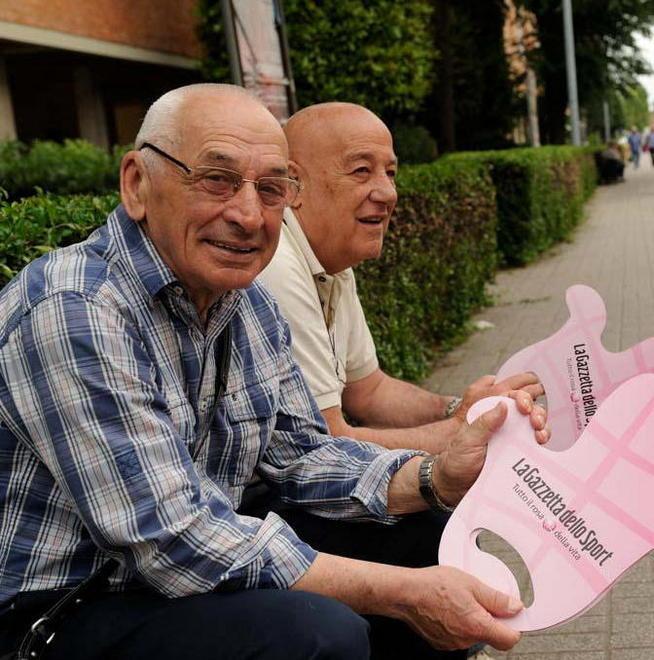 Tanta gente lungo il percorso rosa Attesa, applausi, aria di bella festa