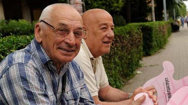 Tanta gente lungo il percorso rosa Attesa, applausi, aria di bella festa
