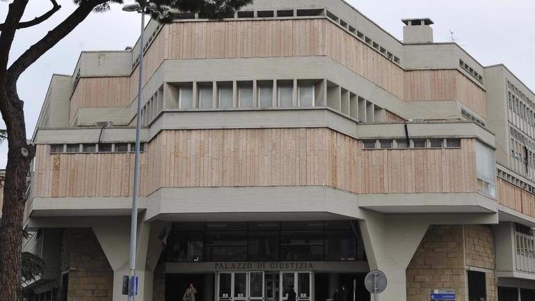 Colpisce al volto una donna durante la lite per un terreno