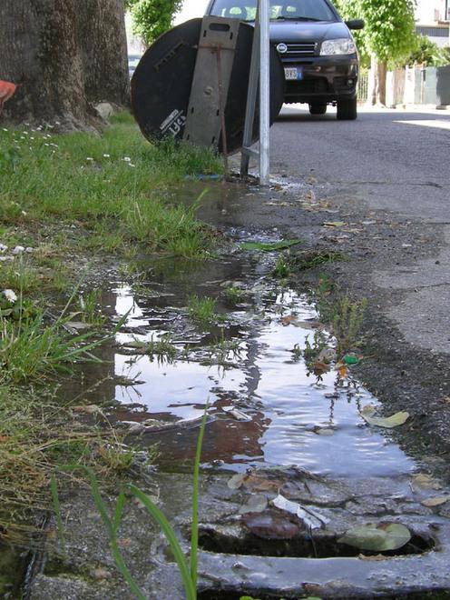 Acqua potabile nella fogna a causa di un guasto 