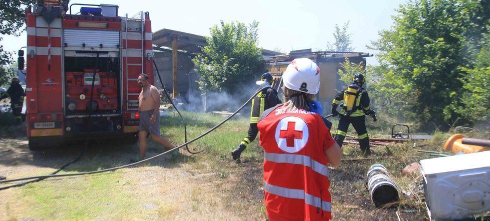Fiamme al campo nomadi, arriva anche l’ambulanza
