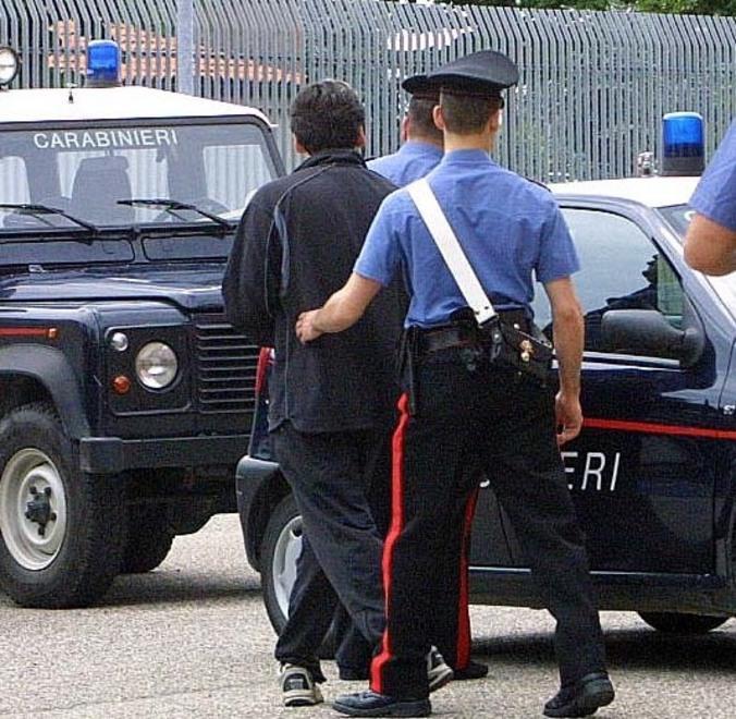 Minaccia donna che lo fotografa mentre tenta di rubare su un’auto 