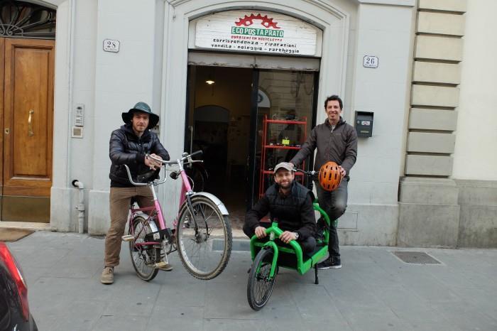 Gli ideatori di Eco Posta Prato con la loro bicicletta