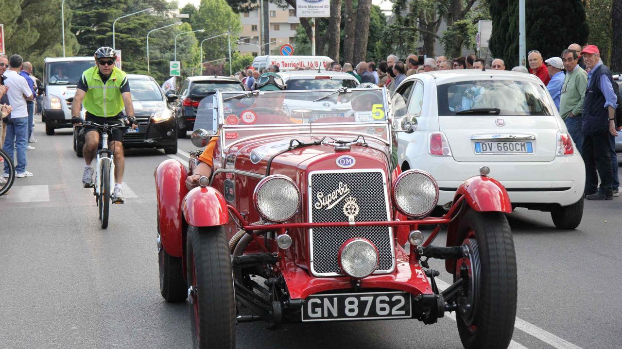 Una delle bellissime vetture partecipanti alla Mille Miglia
