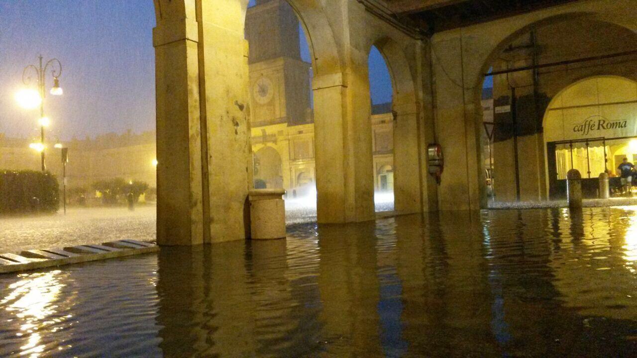 Maltempo, la Bassa finisce sott'acqua. A Novellara una scuola elementare è inagibile 