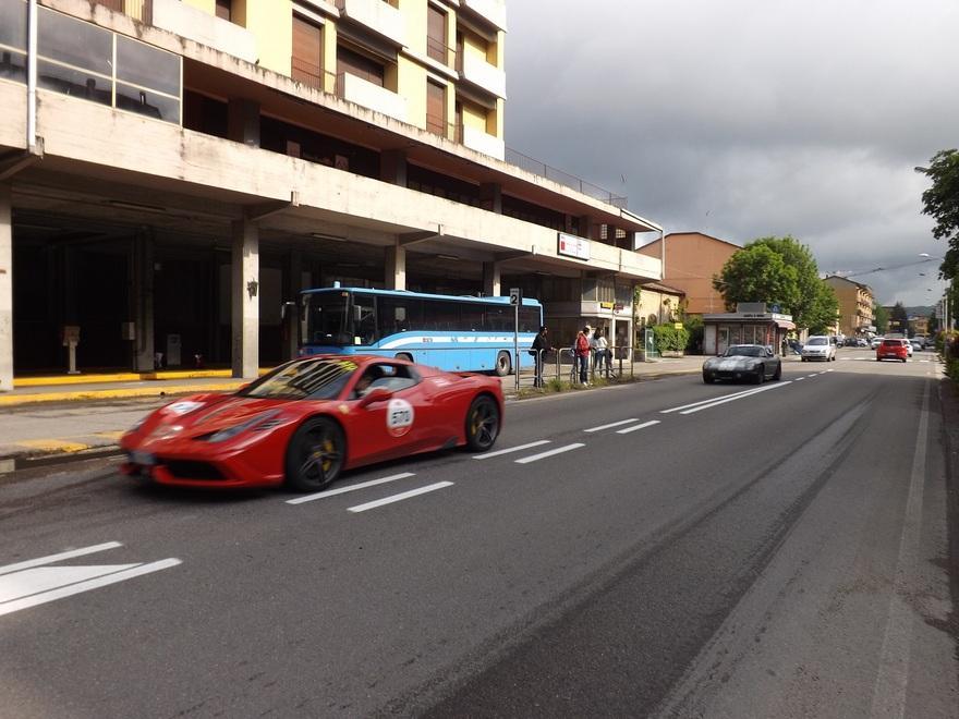Tanti appassionati per il passaggio della Mille Miglia 